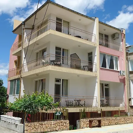 بيت ضيافة Kazlarov